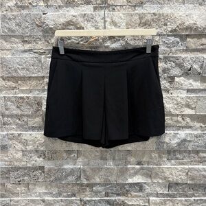 Le‎ chateau Elegant Black Women's Skorts size 4 flattering fit